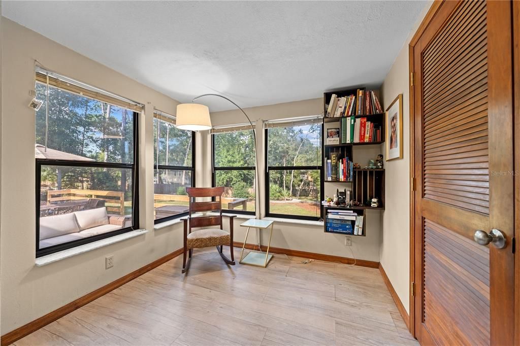 Activo con contrato: $525,000 (4 camas, 2 baños, 2306 Pies cuadrados)