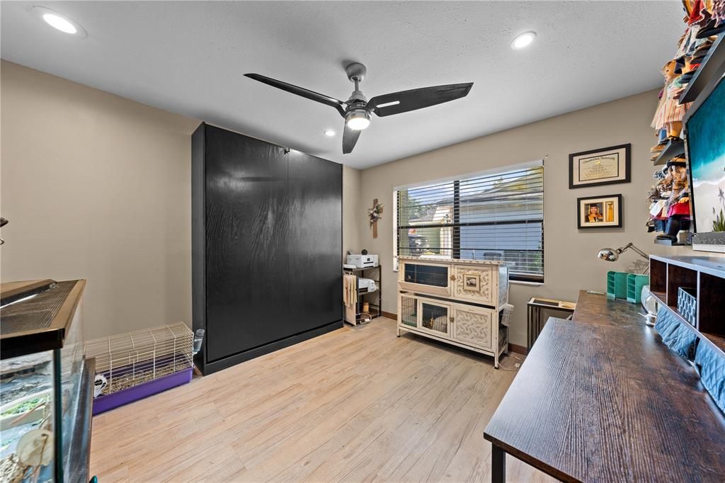 Activo con contrato: $525,000 (4 camas, 2 baños, 2306 Pies cuadrados)