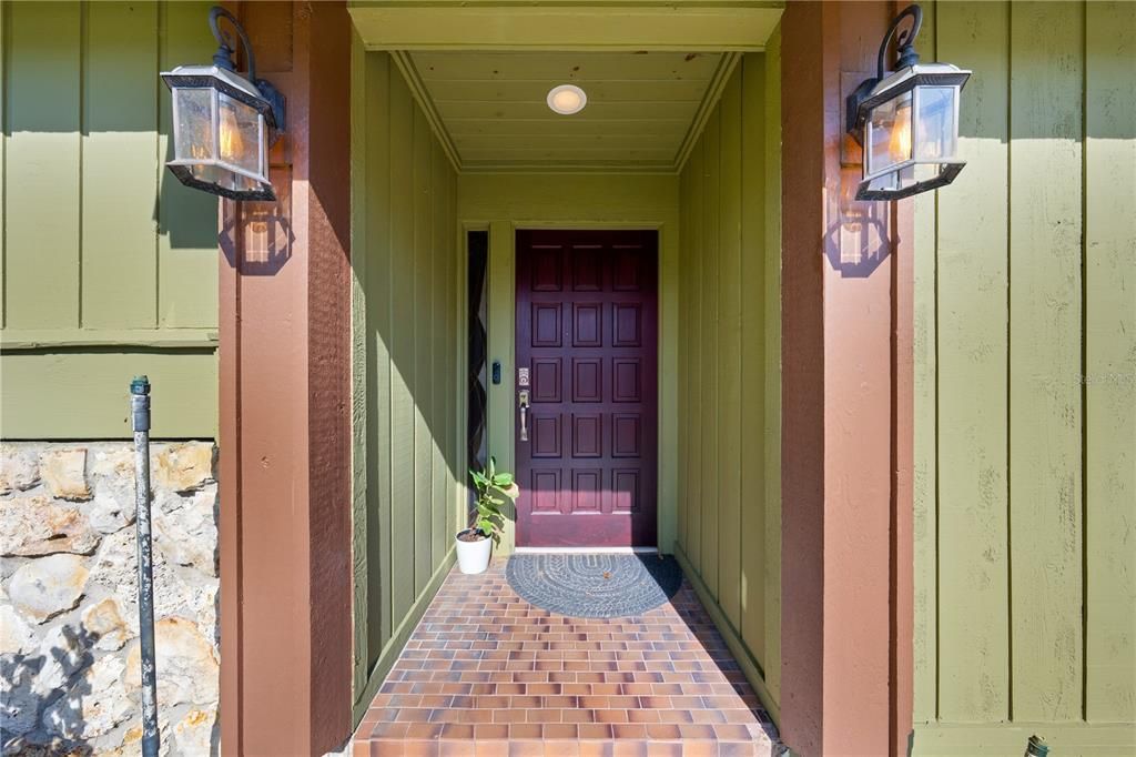 Activo con contrato: $525,000 (4 camas, 2 baños, 2306 Pies cuadrados)