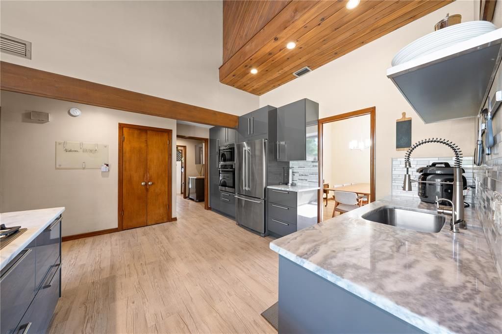 Activo con contrato: $525,000 (4 camas, 2 baños, 2306 Pies cuadrados)