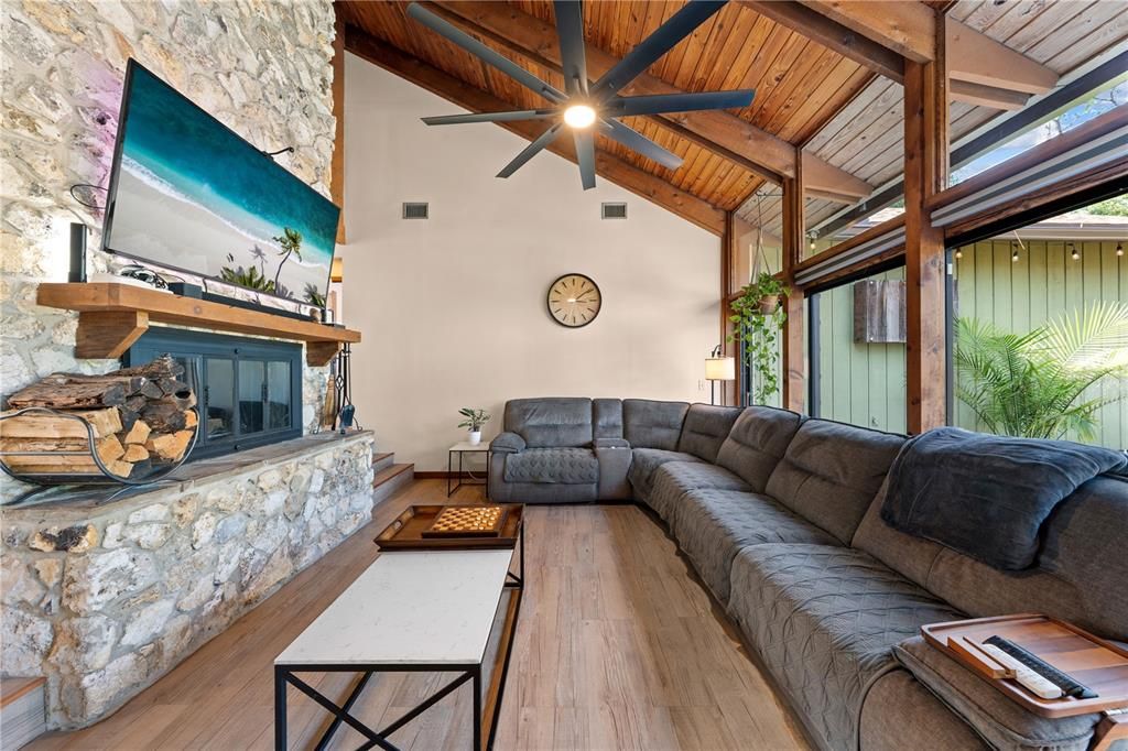 Activo con contrato: $525,000 (4 camas, 2 baños, 2306 Pies cuadrados)