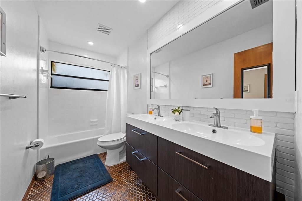 Activo con contrato: $525,000 (4 camas, 2 baños, 2306 Pies cuadrados)