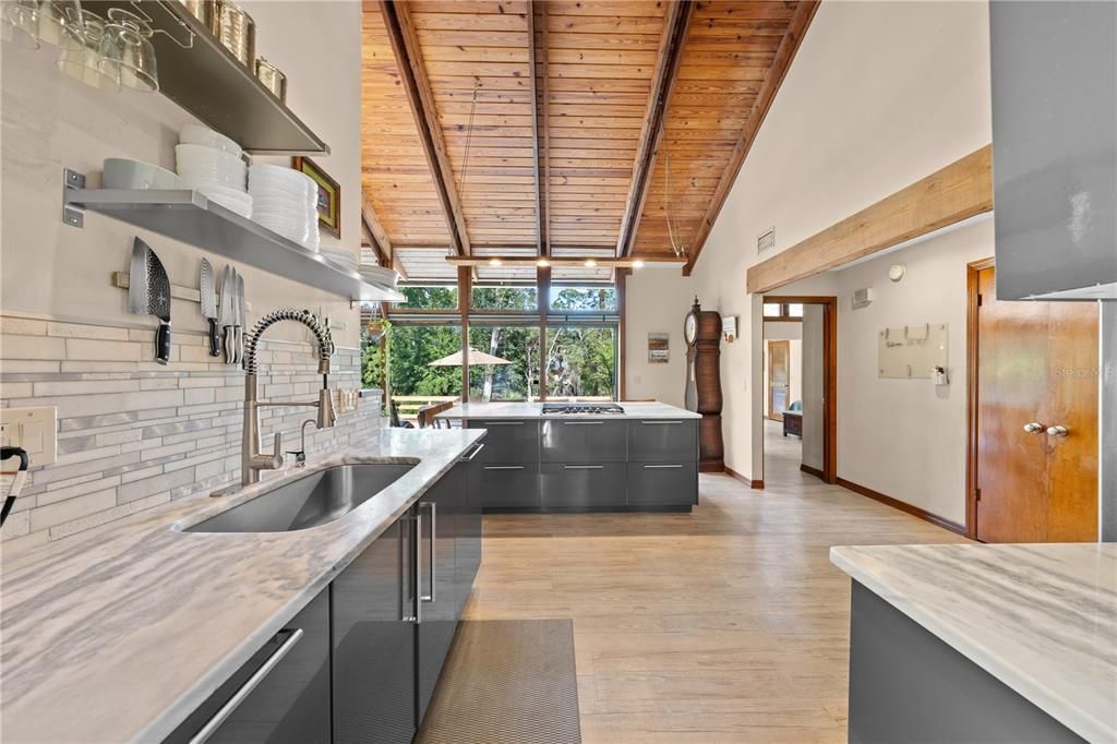 Activo con contrato: $525,000 (4 camas, 2 baños, 2306 Pies cuadrados)