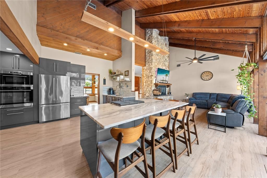 Activo con contrato: $525,000 (4 camas, 2 baños, 2306 Pies cuadrados)