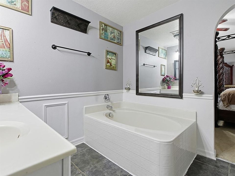 For Sale: $399,000 (4 beds, 2 baths, 2948 Square Feet)