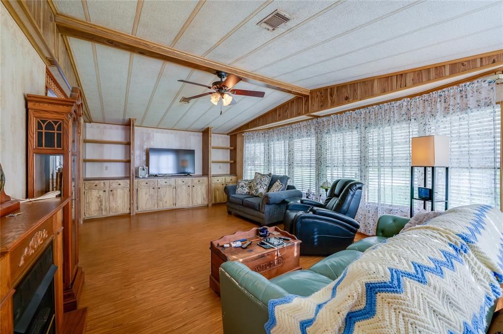 Active With Contract: $149,900 (2 beds, 2 baths, 1344 Square Feet)