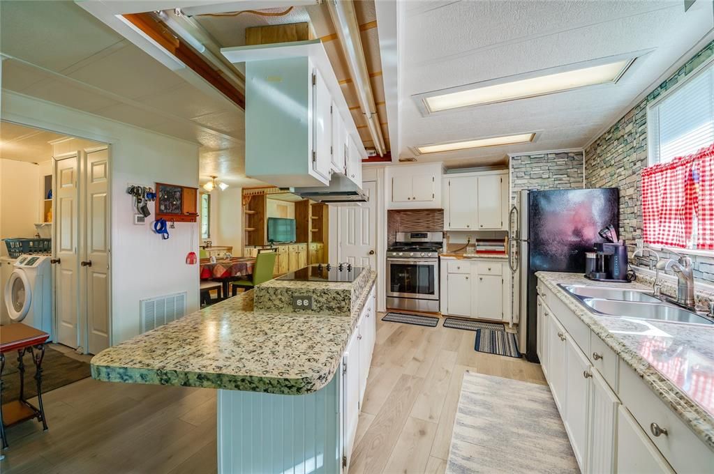 Active With Contract: $149,900 (2 beds, 2 baths, 1344 Square Feet)