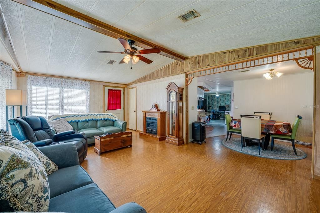 Active With Contract: $149,900 (2 beds, 2 baths, 1344 Square Feet)