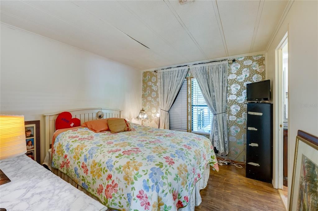 Active With Contract: $149,900 (2 beds, 2 baths, 1344 Square Feet)