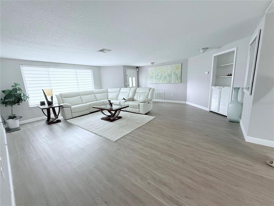 For Sale: $385,000 (3 beds, 2 baths, 1749 Square Feet)