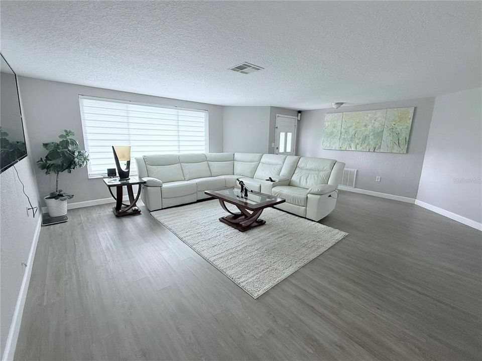 For Sale: $385,000 (3 beds, 2 baths, 1749 Square Feet)