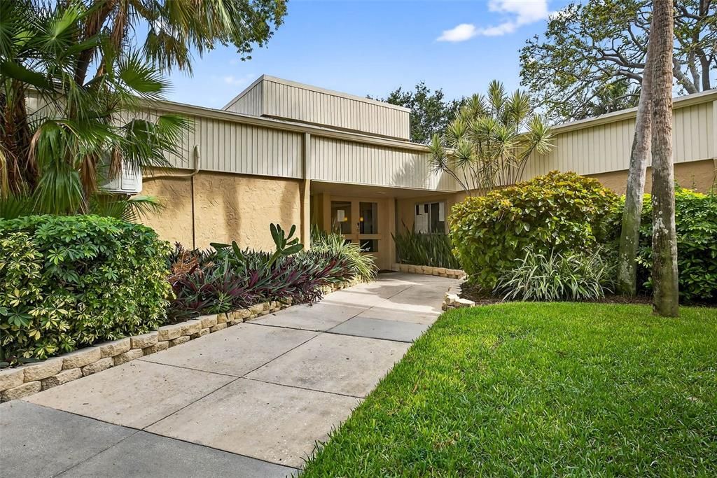 For Sale: $249,900 (2 beds, 2 baths, 960 Square Feet)