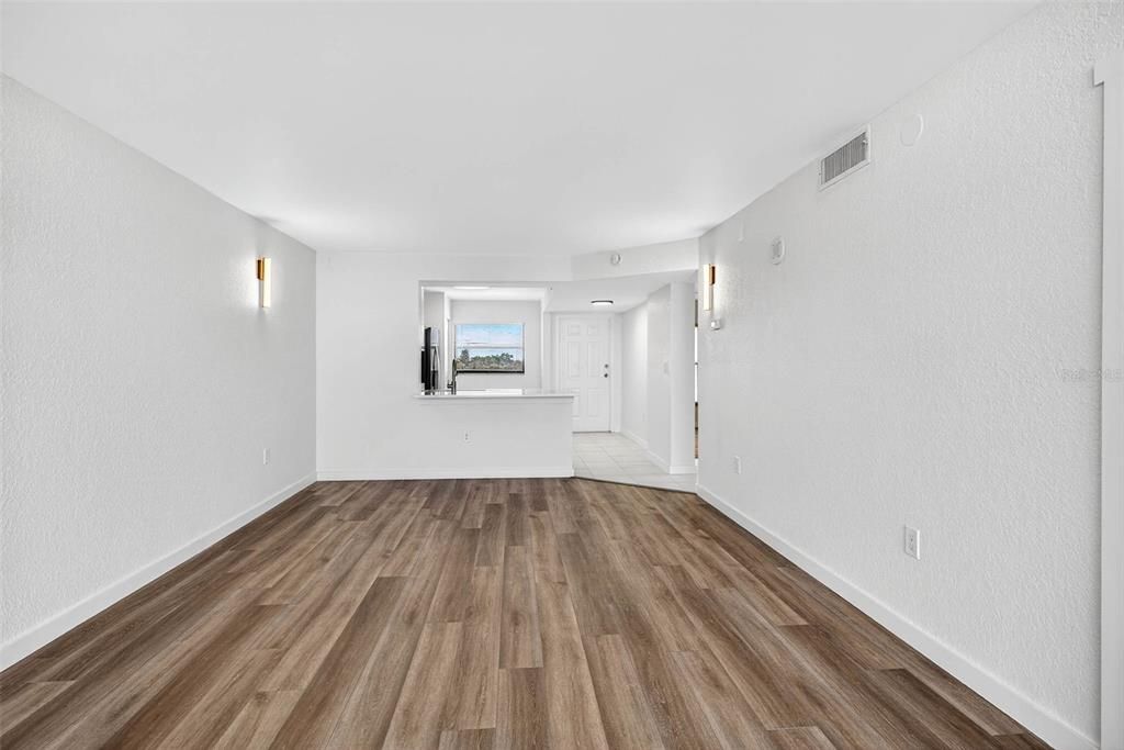 For Sale: $249,900 (2 beds, 2 baths, 960 Square Feet)