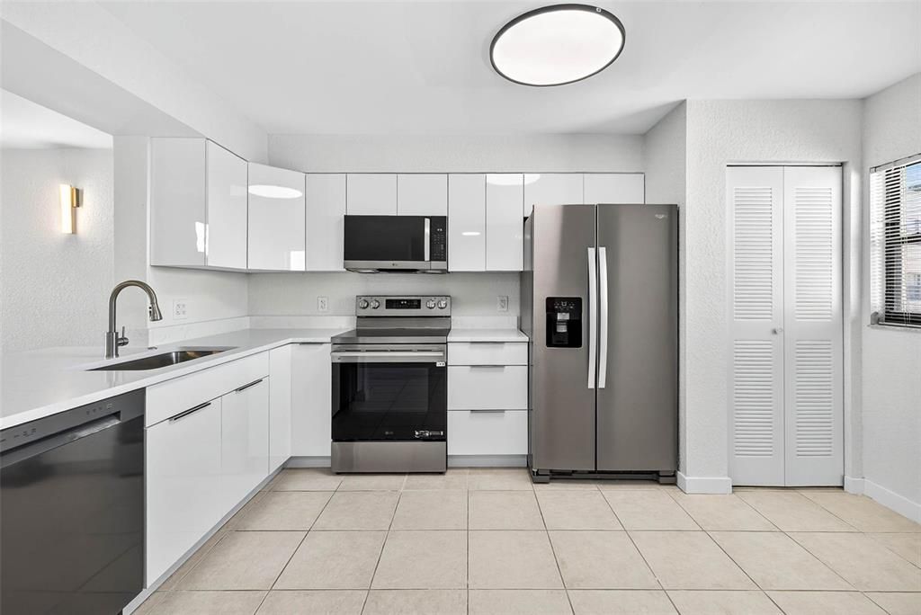 For Sale: $249,900 (2 beds, 2 baths, 960 Square Feet)