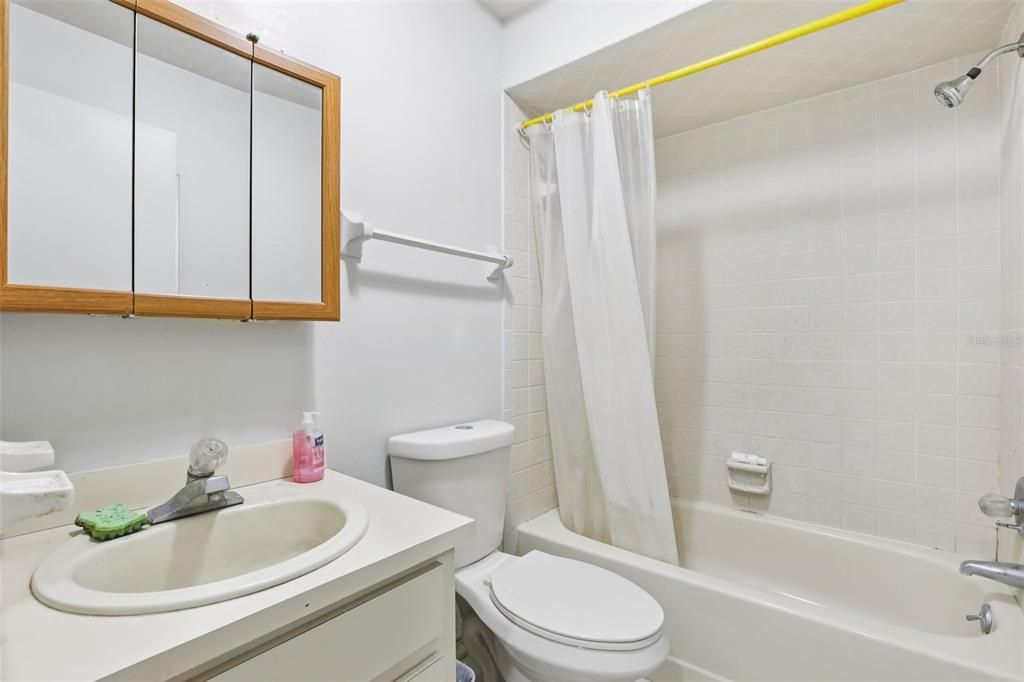 Active With Contract: $239,900 (3 beds, 2 baths, 1374 Square Feet)