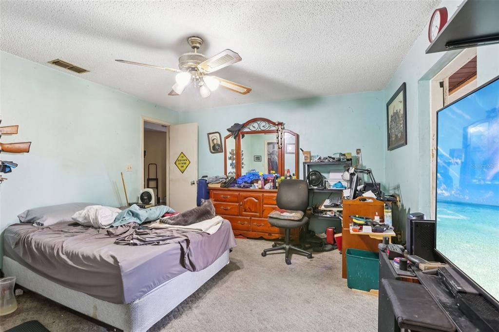 Active With Contract: $239,900 (3 beds, 2 baths, 1374 Square Feet)