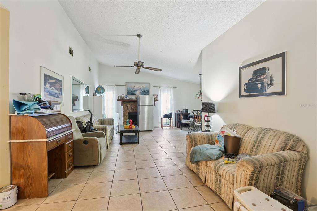 Active With Contract: $239,900 (3 beds, 2 baths, 1374 Square Feet)