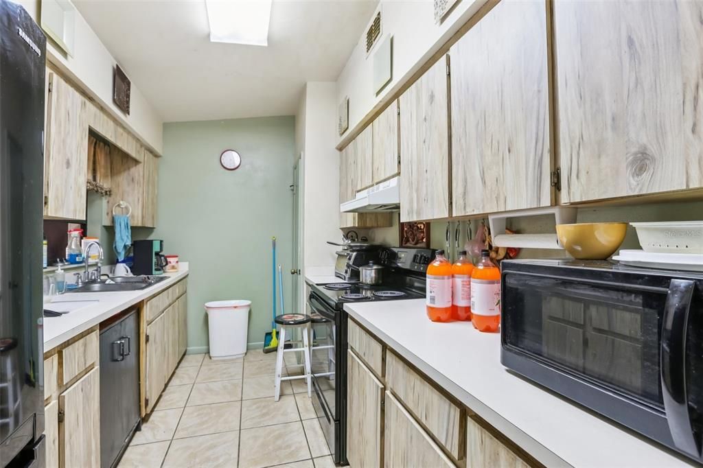Active With Contract: $239,900 (3 beds, 2 baths, 1374 Square Feet)