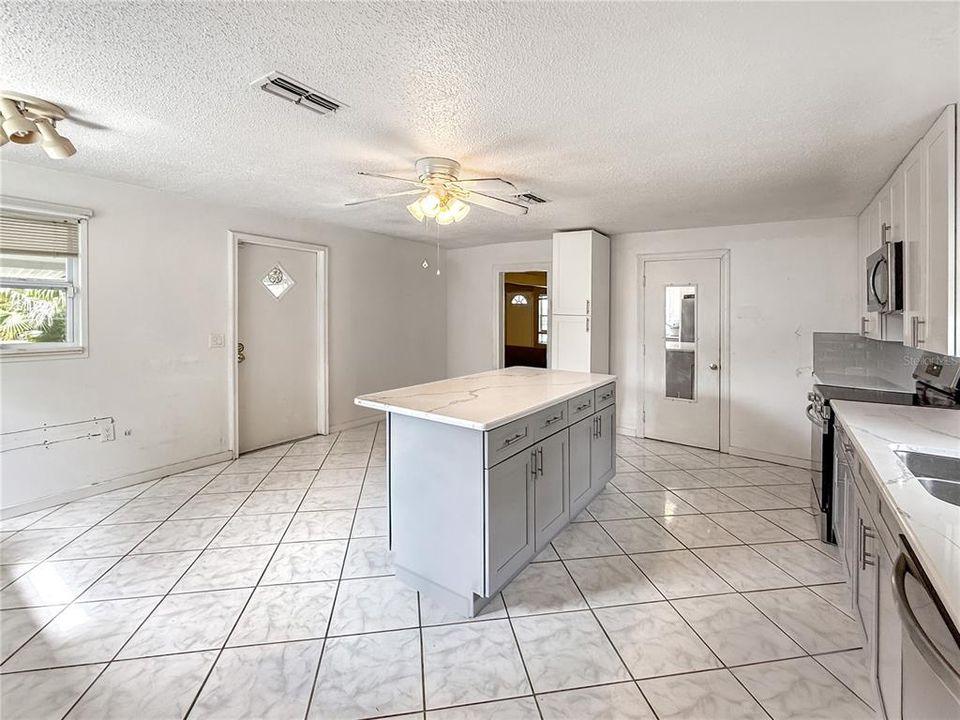 For Sale: $315,000 (3 beds, 2 baths, 1992 Square Feet)