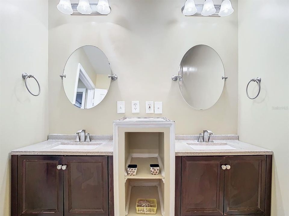 En Venta: $560,000 (4 camas, 2 baños, 2174 Pies cuadrados)