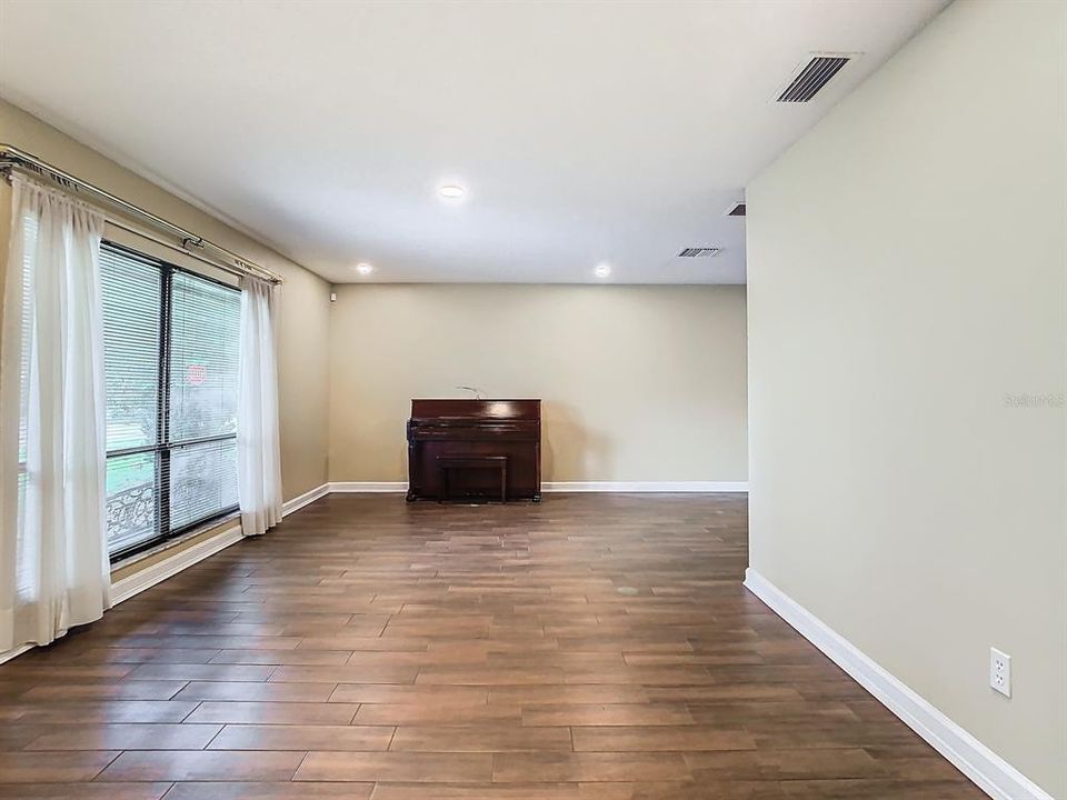 En Venta: $560,000 (4 camas, 2 baños, 2174 Pies cuadrados)