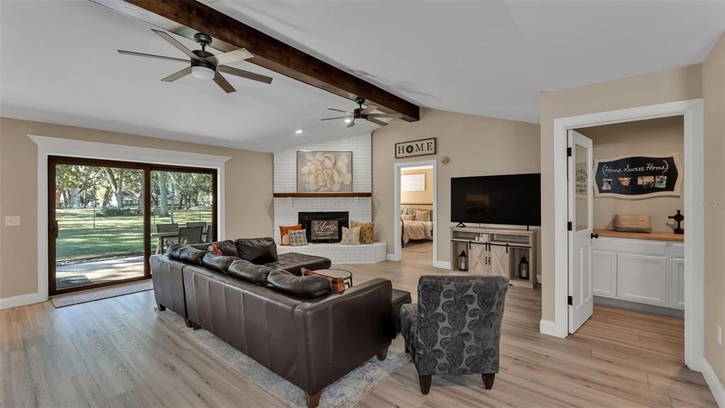 合同活跃: $385,000 (3 贝兹, 2 浴室, 1896 平方英尺)