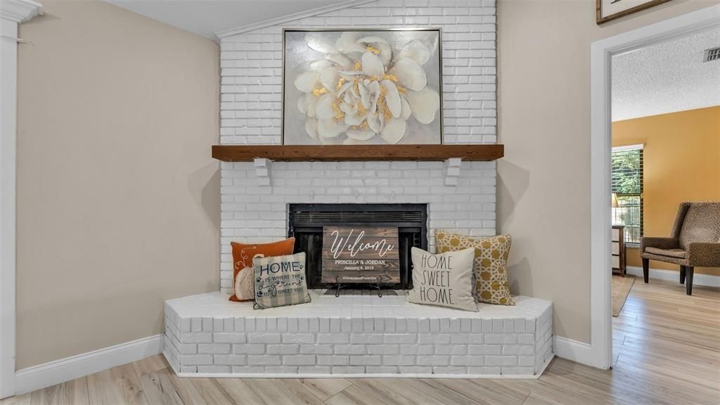 合同活跃: $385,000 (3 贝兹, 2 浴室, 1896 平方英尺)