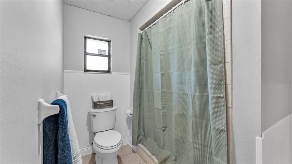 合同活跃: $385,000 (3 贝兹, 2 浴室, 1896 平方英尺)