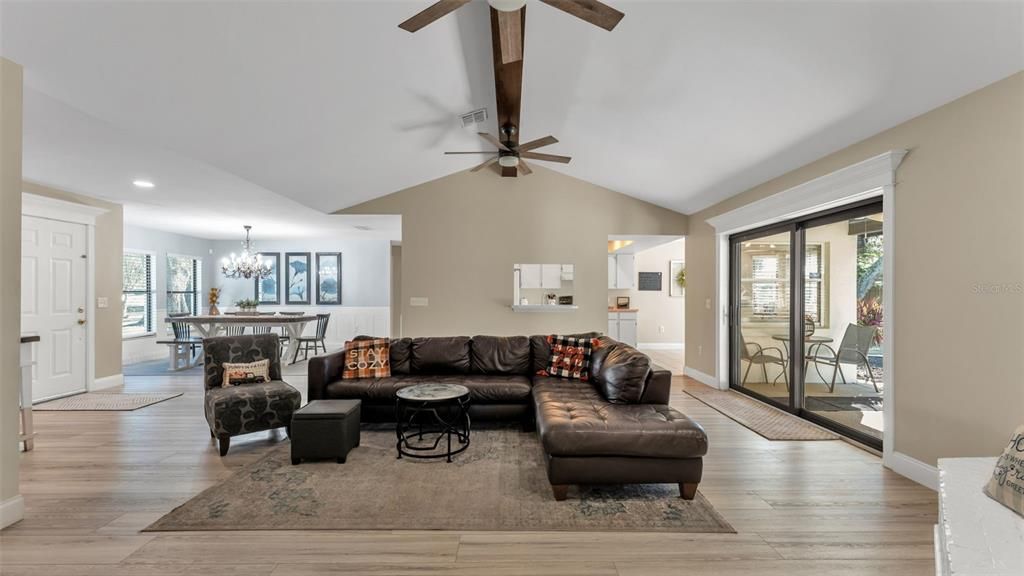 合同活跃: $385,000 (3 贝兹, 2 浴室, 1896 平方英尺)