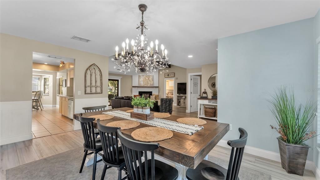 合同活跃: $385,000 (3 贝兹, 2 浴室, 1896 平方英尺)