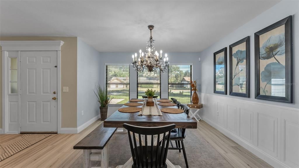 合同活跃: $385,000 (3 贝兹, 2 浴室, 1896 平方英尺)