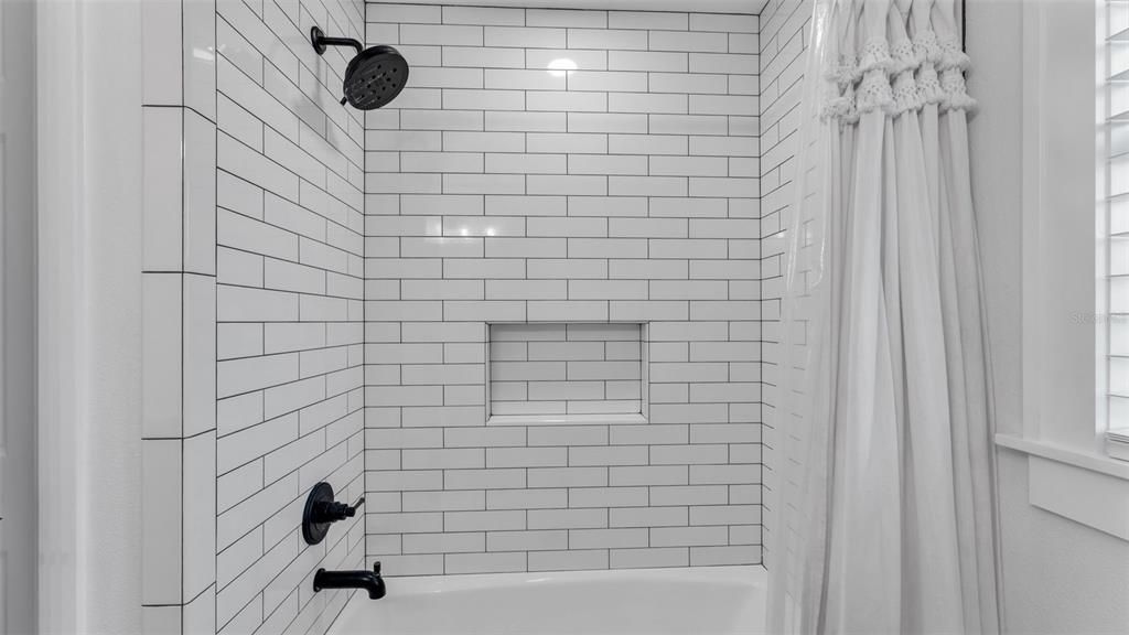 合同活跃: $385,000 (3 贝兹, 2 浴室, 1896 平方英尺)