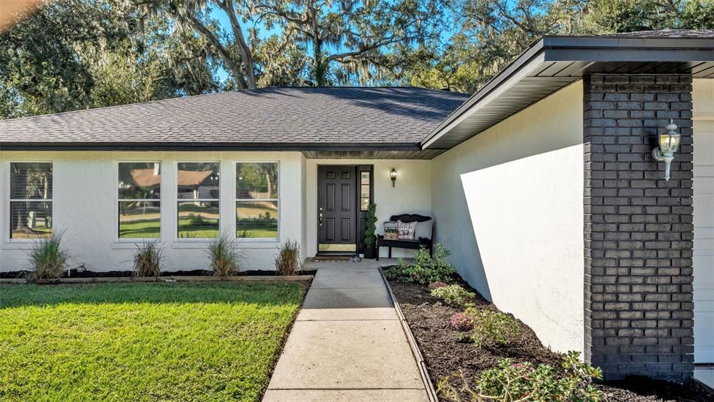 合同活跃: $385,000 (3 贝兹, 2 浴室, 1896 平方英尺)