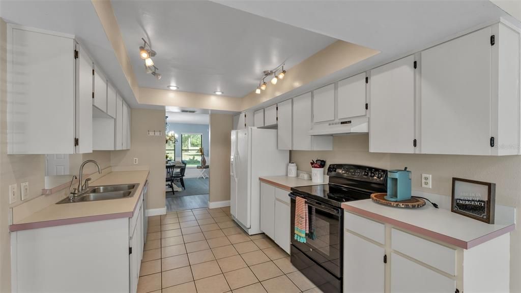 合同活跃: $385,000 (3 贝兹, 2 浴室, 1896 平方英尺)