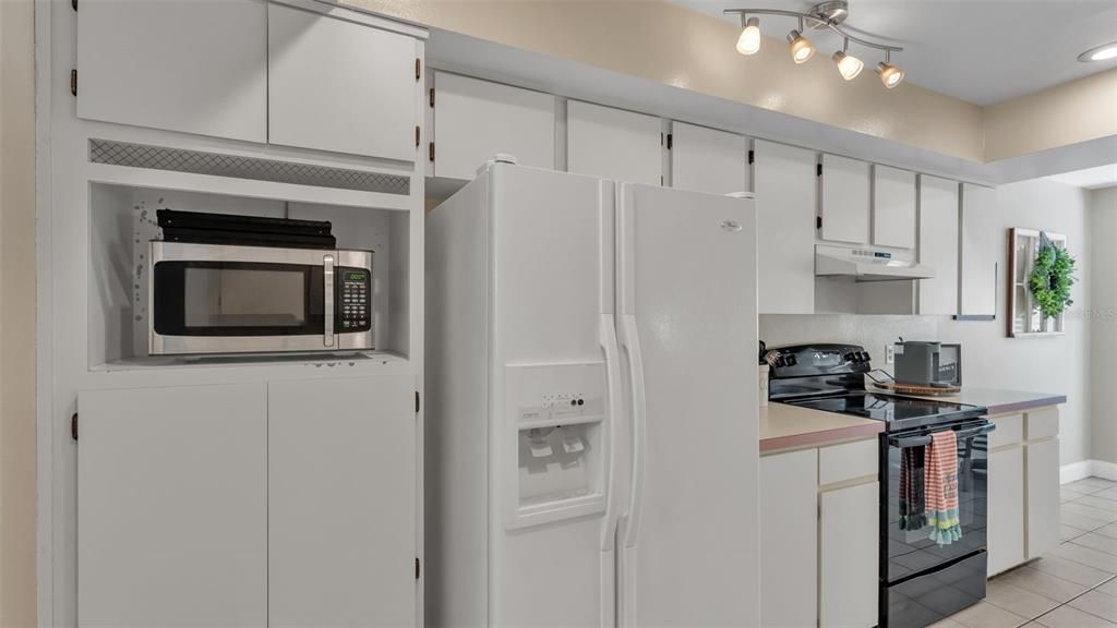 合同活跃: $385,000 (3 贝兹, 2 浴室, 1896 平方英尺)