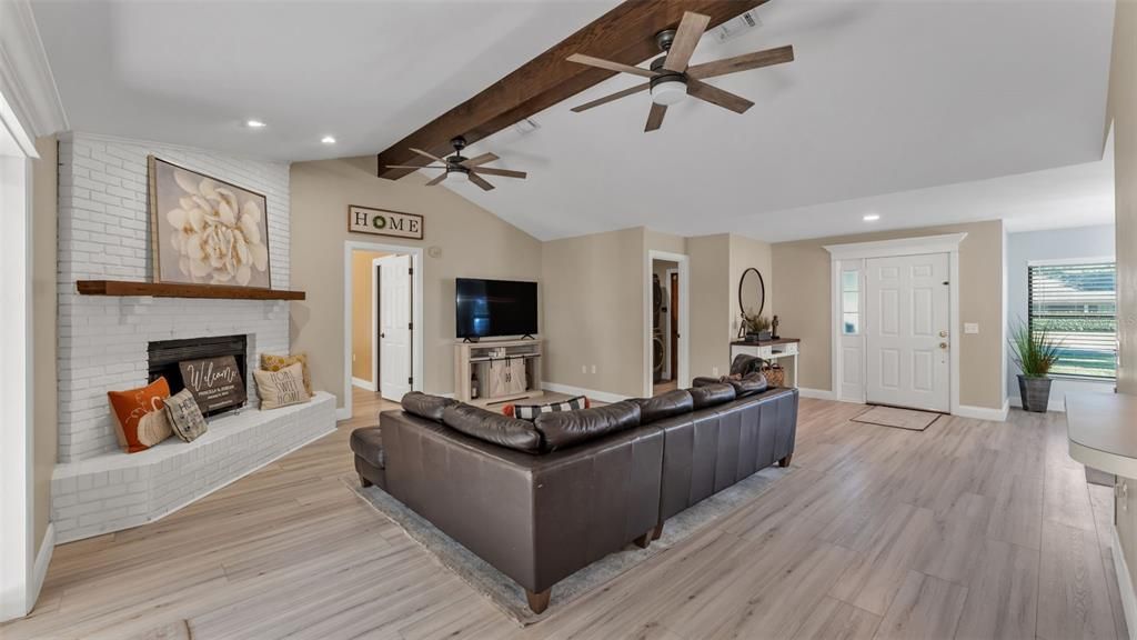 合同活跃: $385,000 (3 贝兹, 2 浴室, 1896 平方英尺)