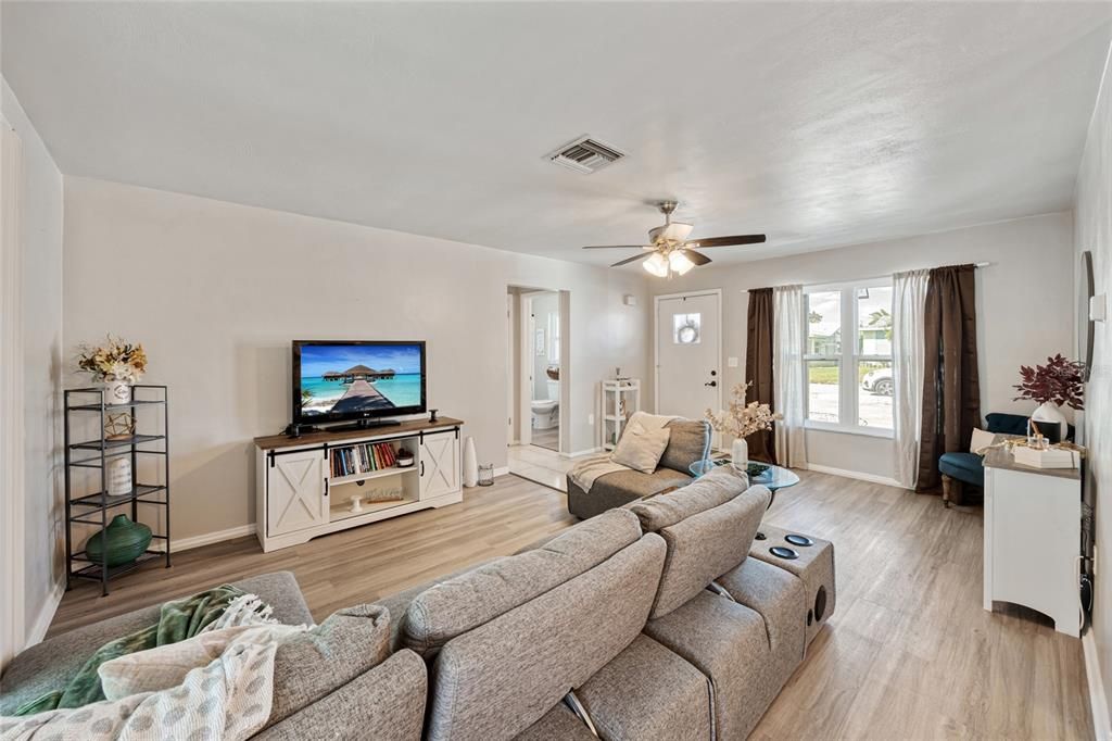 Active With Contract: $249,000 (2 beds, 2 baths, 1303 Square Feet)