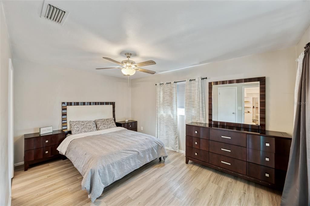 Active With Contract: $249,000 (2 beds, 2 baths, 1303 Square Feet)