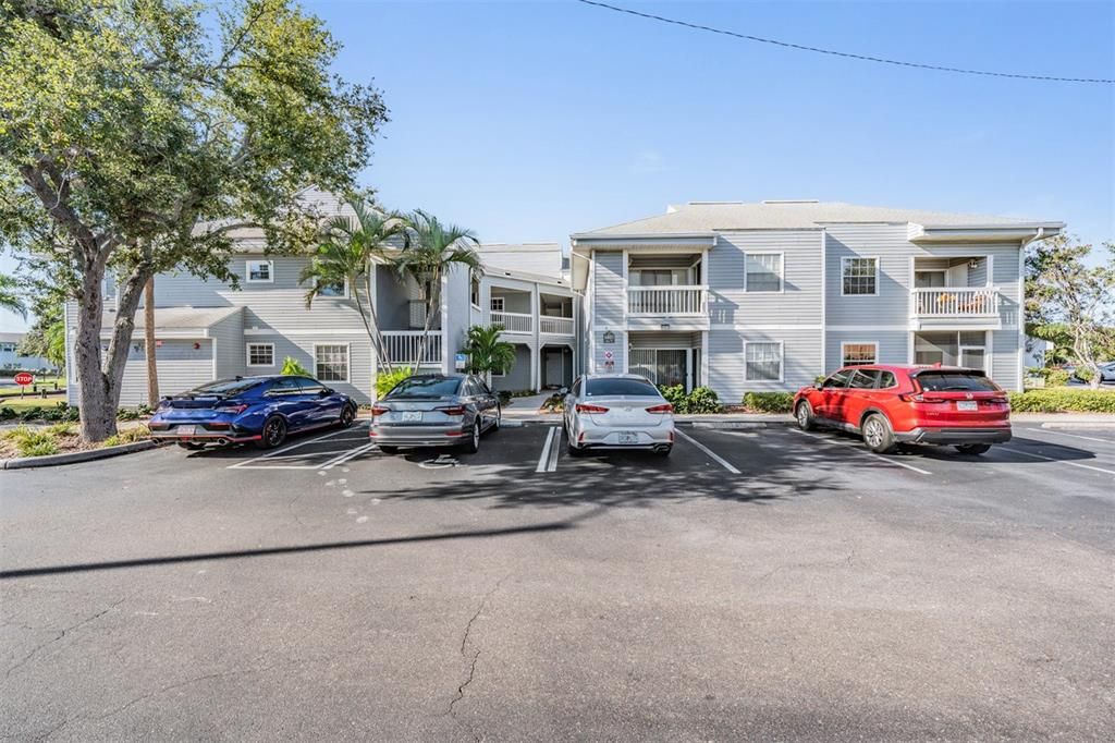 合同活跃: $190,000 (2 贝兹, 2 浴室, 945 平方英尺)