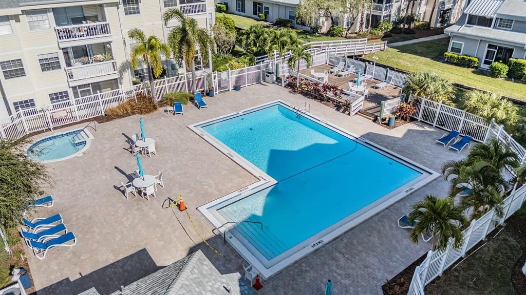 合同活跃: $190,000 (2 贝兹, 2 浴室, 945 平方英尺)