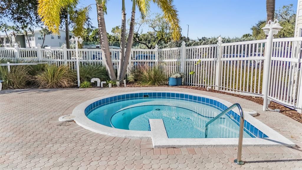 合同活跃: $190,000 (2 贝兹, 2 浴室, 945 平方英尺)