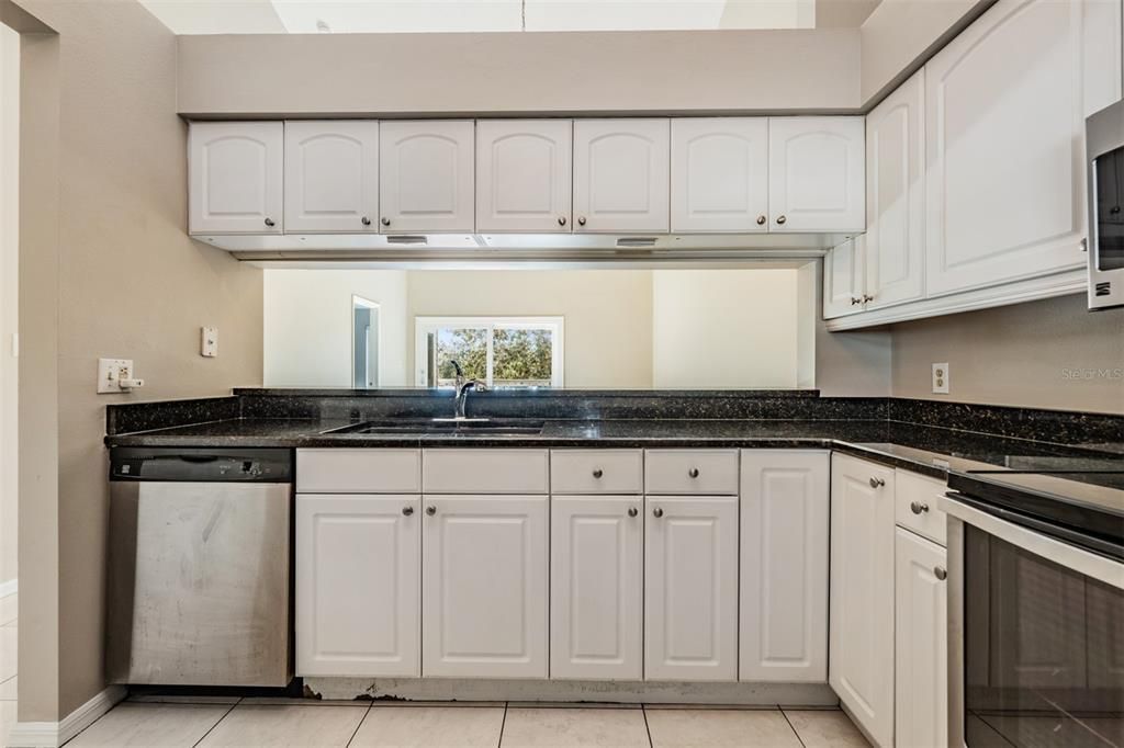 合同活跃: $190,000 (2 贝兹, 2 浴室, 945 平方英尺)