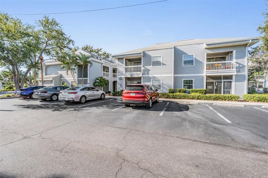 合同活跃: $190,000 (2 贝兹, 2 浴室, 945 平方英尺)