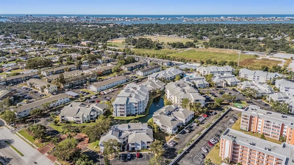 合同活跃: $190,000 (2 贝兹, 2 浴室, 945 平方英尺)