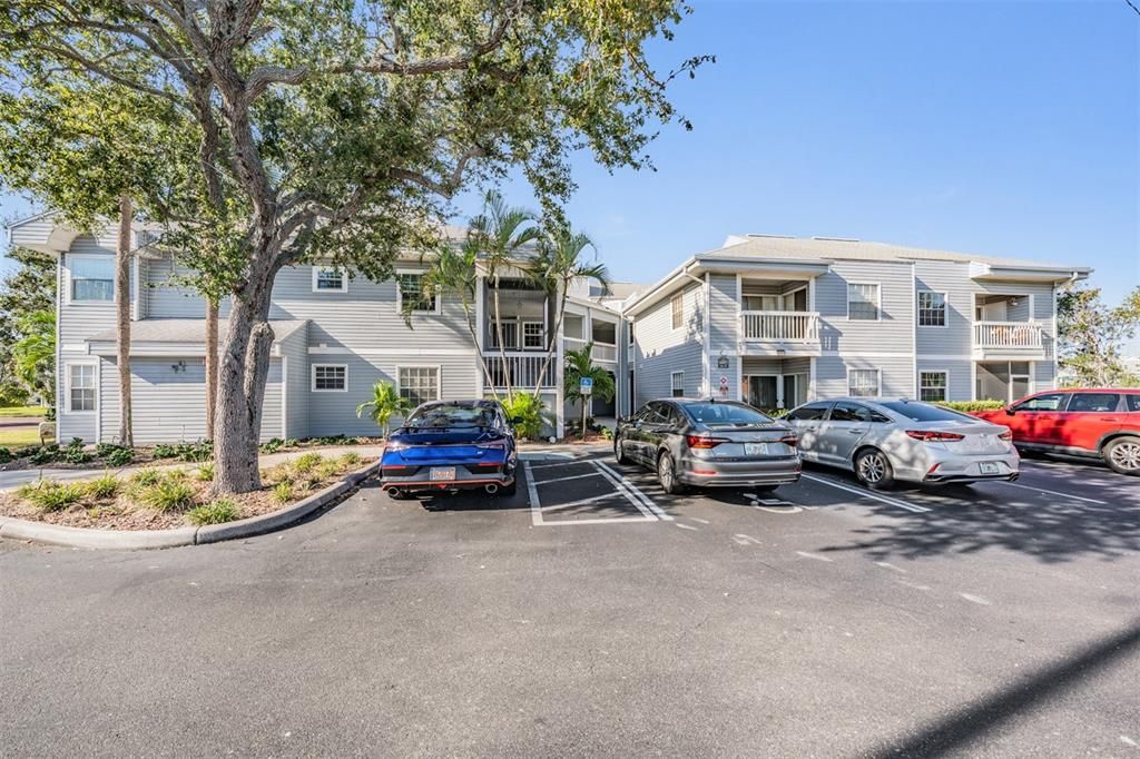 合同活跃: $190,000 (2 贝兹, 2 浴室, 945 平方英尺)