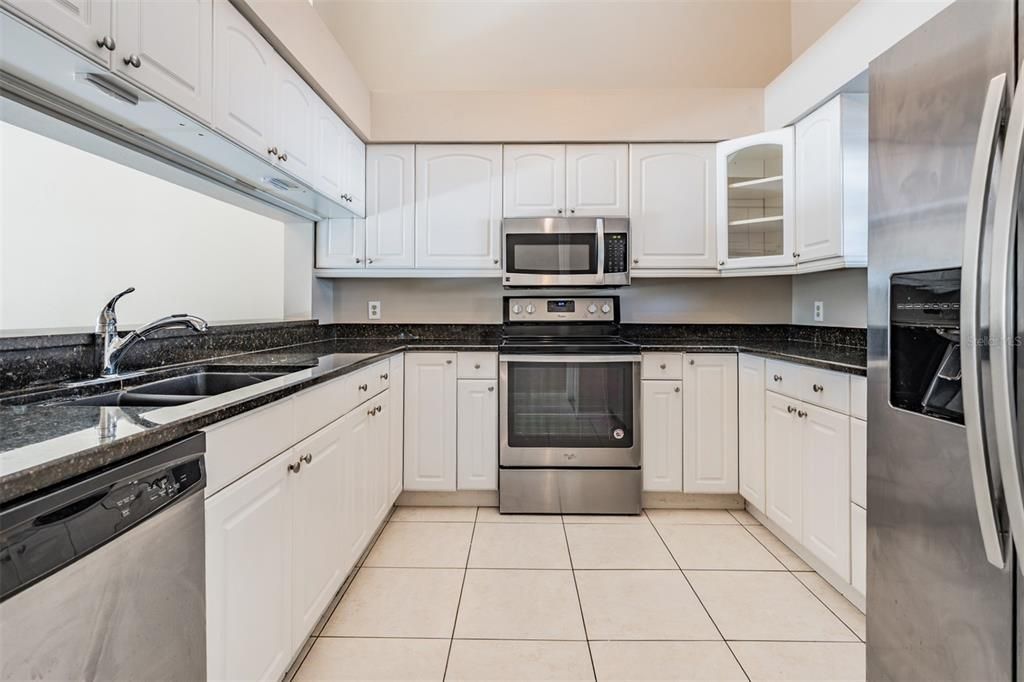 合同活跃: $190,000 (2 贝兹, 2 浴室, 945 平方英尺)