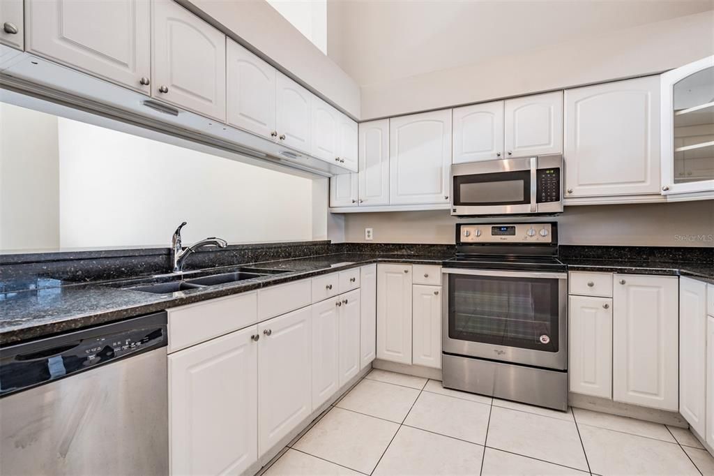 合同活跃: $190,000 (2 贝兹, 2 浴室, 945 平方英尺)