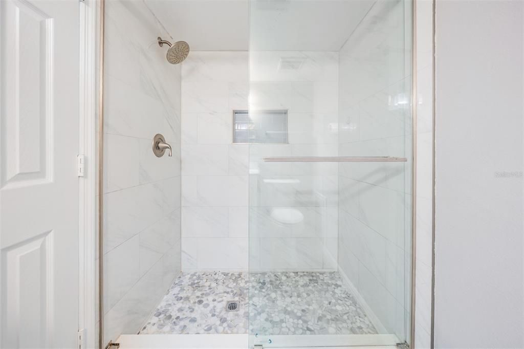 合同活跃: $190,000 (2 贝兹, 2 浴室, 945 平方英尺)