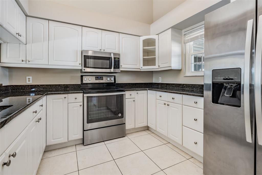 合同活跃: $190,000 (2 贝兹, 2 浴室, 945 平方英尺)