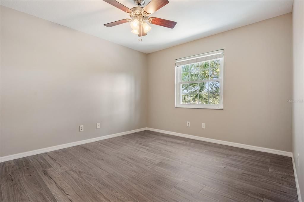 合同活跃: $190,000 (2 贝兹, 2 浴室, 945 平方英尺)